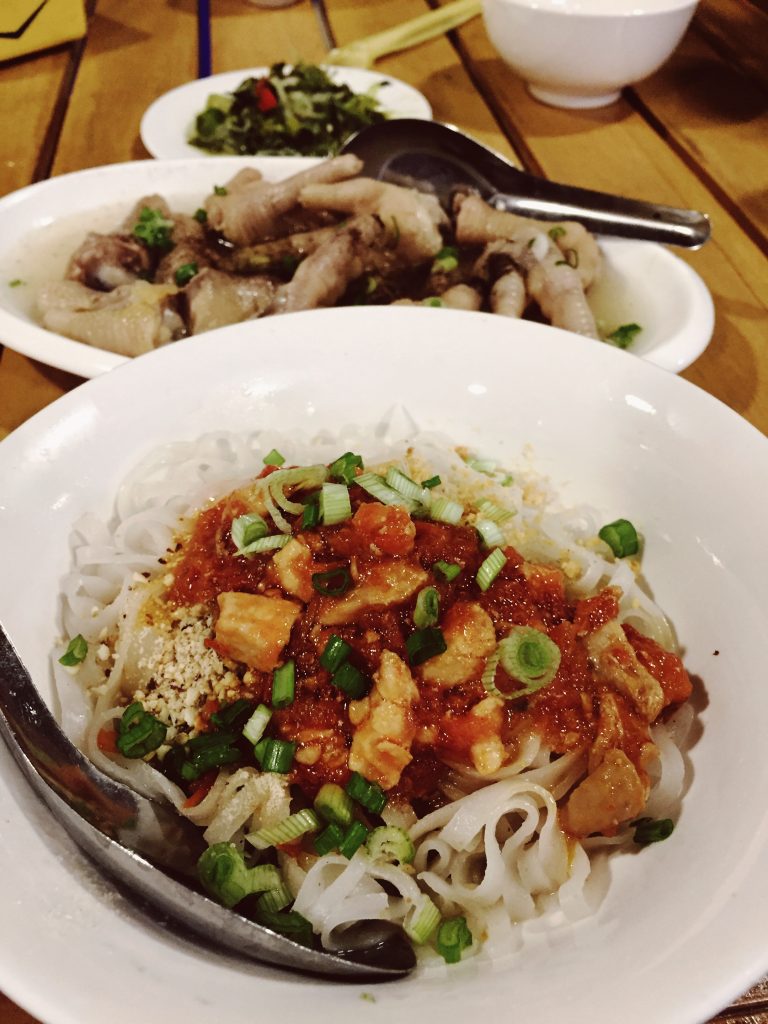 Shan noodle ở Kalaw. Bún Shan, chưa đi thì tưởng tượng ghê lắm, ăn rồi mới biết chỉ là bún với thịt sốt cà chua và thật nhiều hành lá. Món này ăn kèm với nước lèo (kiểu nước luộc gà), mình ăn kèm với chân gà kế bên nên đoán chắc lá nước luộc chân gà haha