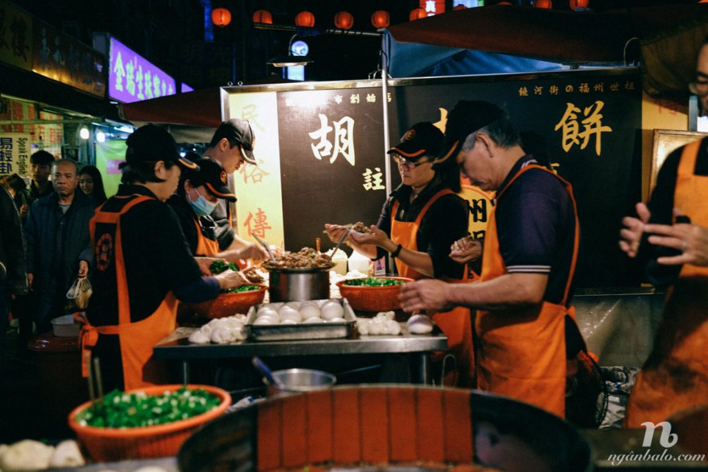 Thưởng thức ẩm thực đường phố ở chợ đêm Raohe Đài Bắc