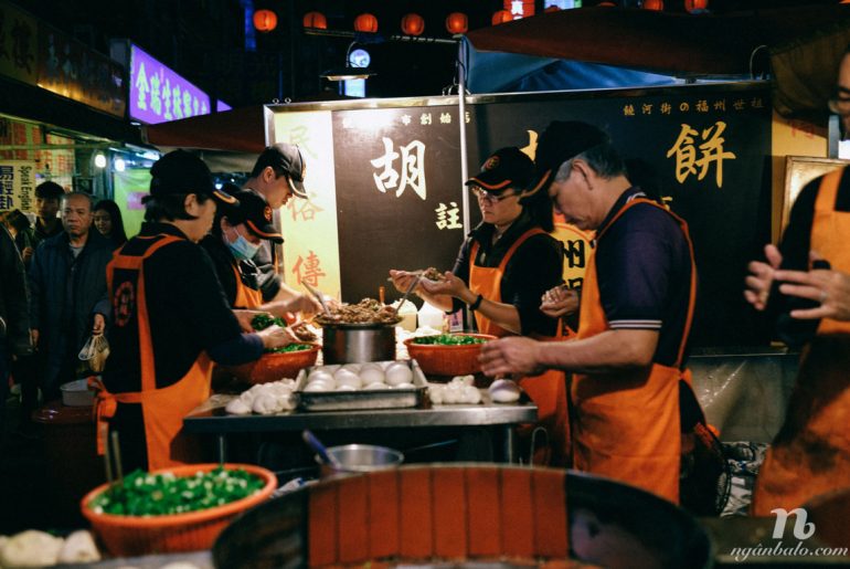 Thưởng thức ẩm thực đường phố ở chợ đêm Raohe Đài Bắc