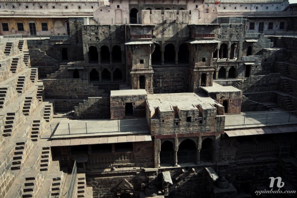 Kể chuyện đi Ấn Độ (6): Chand Baori Stepwell - Giếng bậc thang sâu và đẹp nhất thế giới