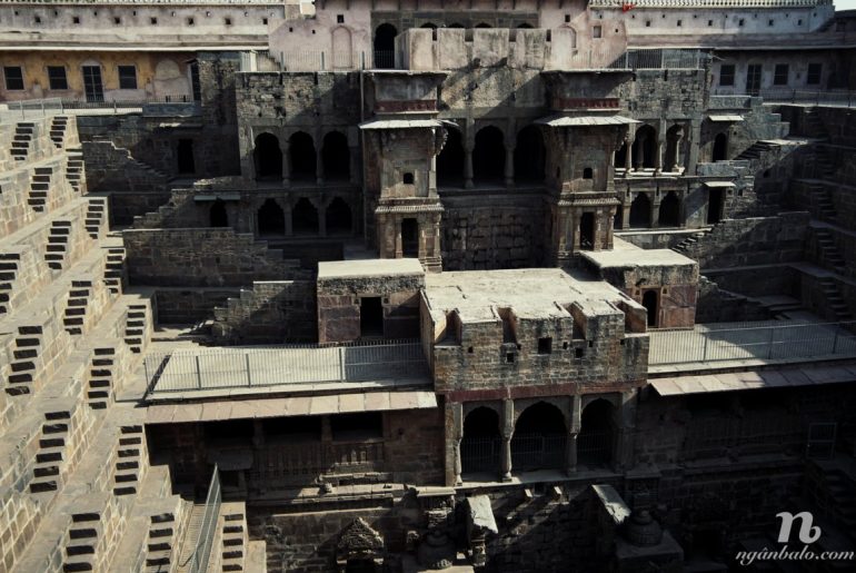 Kể chuyện đi Ấn Độ (6): Chand Baori Stepwell - Giếng bậc thang sâu và đẹp nhất thế giới