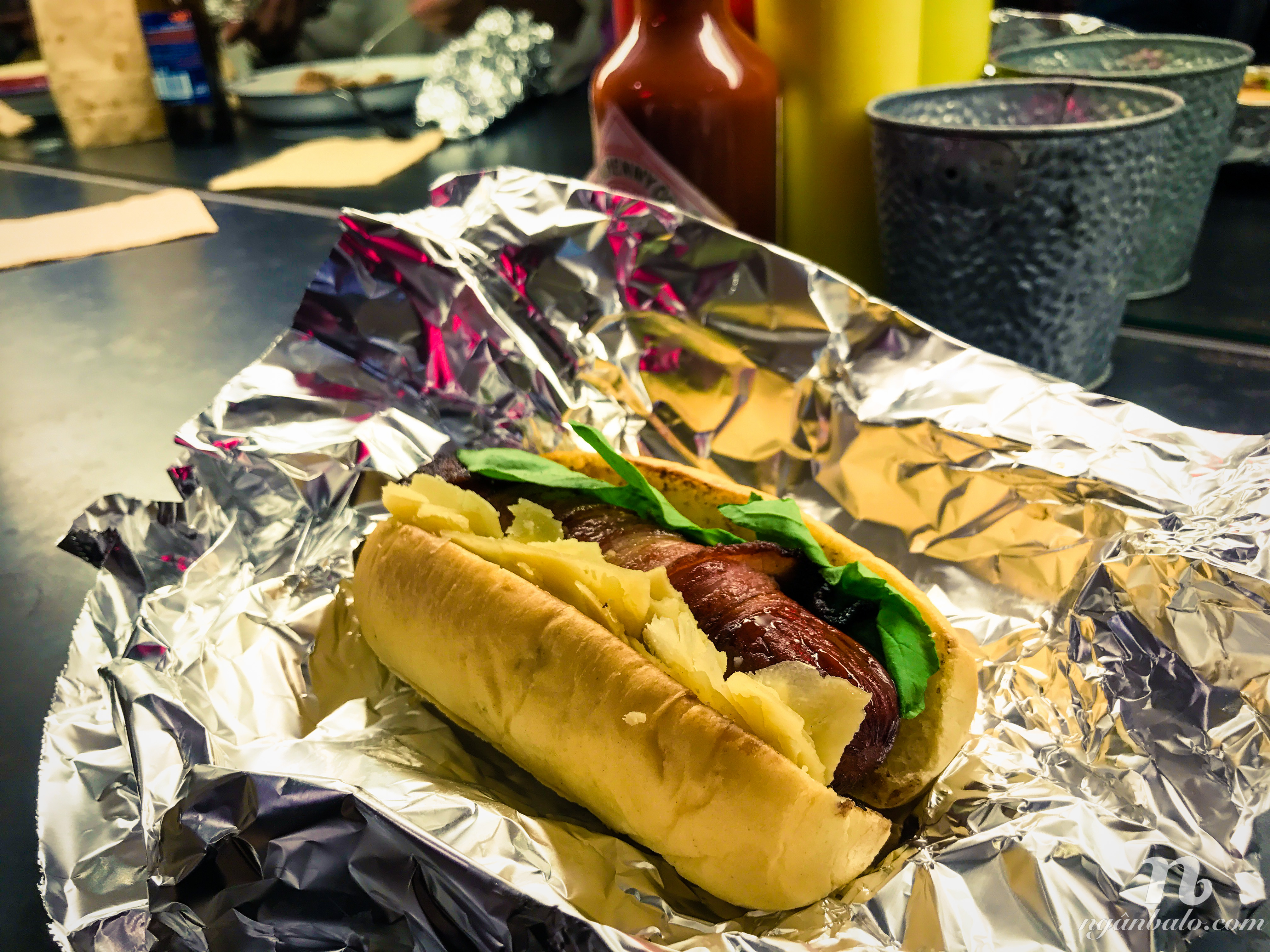 Quán ngon Manila: Đến Lazy Bastard Makati ăn hotdog trái bơ