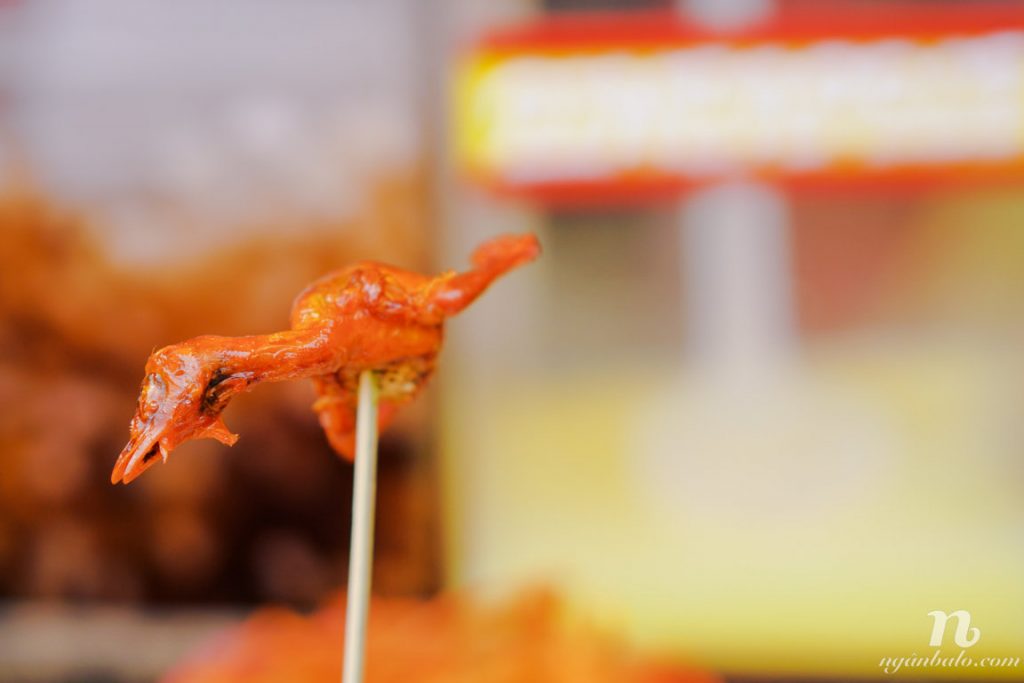 Khám phá ẩm thực đường phố "Gà con chiên giòn" ở khu chợ Quiapo, Manila