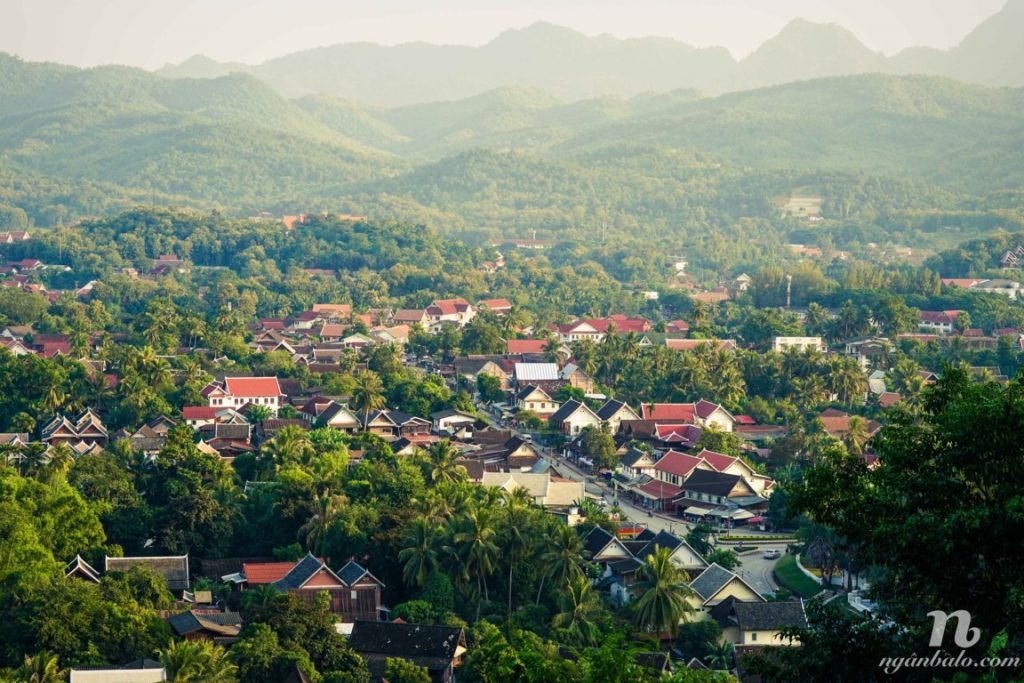 Nhật ký du lịch bụi Lào (3): Trở lại Luang Prabang - Khất thực, Chợ và núi Phousi