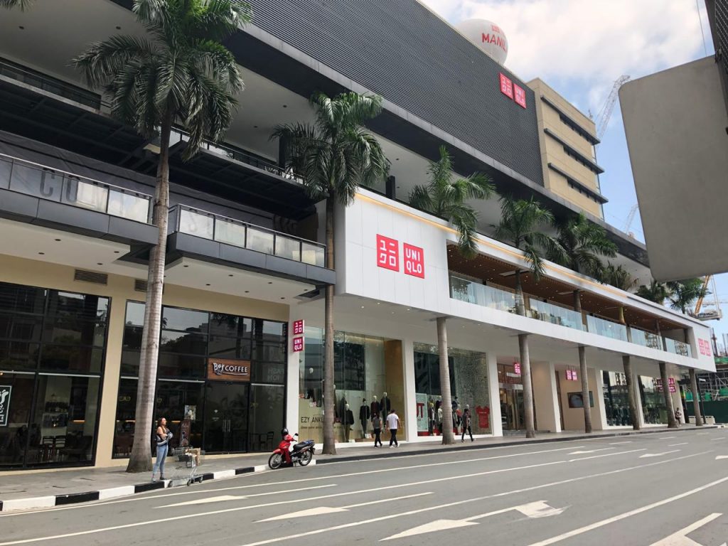 Bên trong cửa hàng Uniqlo Flagship lớn nhất Đông Nam Á ở Makati, Philippines