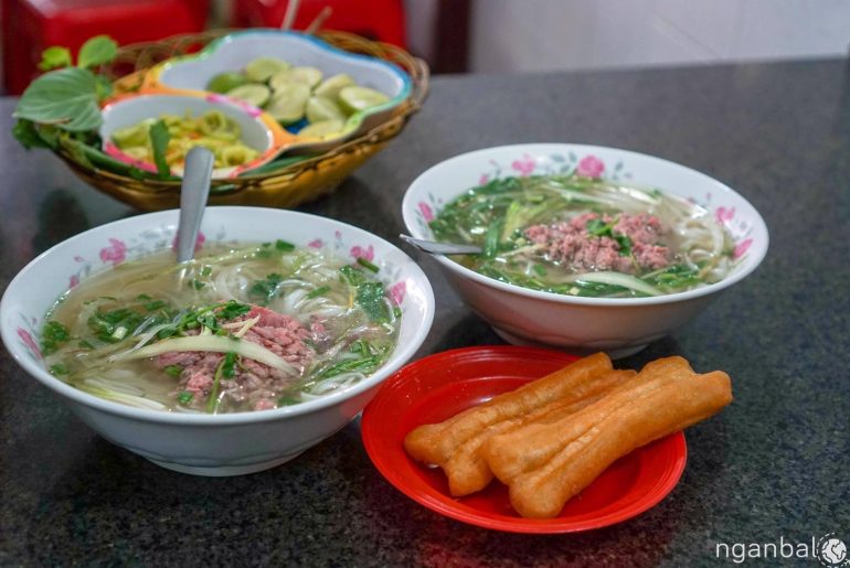 Phở Bắc kèm quẩy ngon ở Sài Gòn